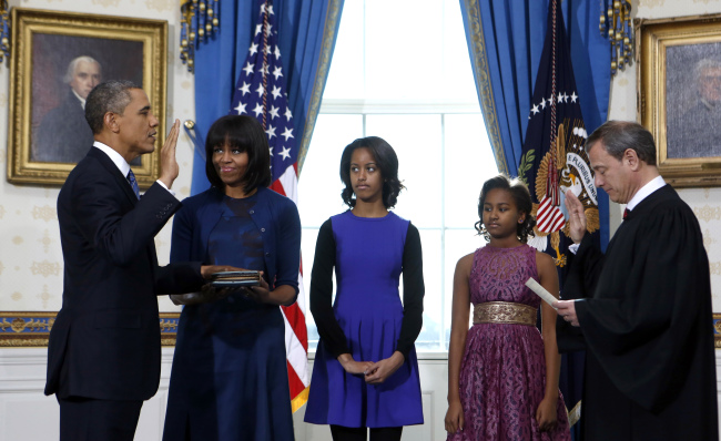 버락 오바마(Barack Obama/정치인/미국대통령)
<YONHAP PHOTO-0112> President Barack Obama is officially sworn-in by Chief Justice John Roberts in the Blue Room of the White House during the 57th Presidential Inauguration in Washington, Sunday, Jan. 20, 2013. Next to Obama are first lady Michelle Obama, holding the Robinson Family Bible, and daughters Malia and Sasha. (AP Photo/Larry Downing, Pool)/2013-01-21 05:23:57/ <저작권자 ⓒ 1980-2013 ㈜연합뉴스. 무단 전재 재배포 금지.>
U.S. President Barack Obama is officially sworn in by Chief Justice John Roberts in the Blue Room of the White House on Sunday.   AP-Yonhap News