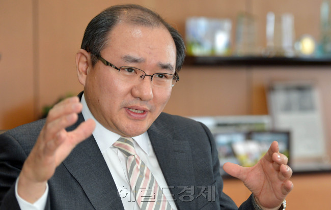 정은수(금융인/교보악사자산운용 대표)
정은수 교보악사자산운용 대표는 올해 투자업계에 ‘뜨거운 감자’로 떠오른 이머징 현지통화채권을 강조하면서도 상품의 외연을 글로벌 리츠(REITsㆍ부동산 투자를 전문으로 하는 뮤추얼펀드)로 넓힐 것으로 제안했다.
