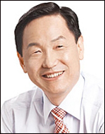 김상곤(경기도교육청 교육감)
경기도교육청(교육감 김상곤·사진)은 이달 30일 까지 초등학력 인정 문자해득 교육프로그램 운영기관 지정 신청을 받는다고 21일 밝혔다.
평생교육기관, 공공기관, 비영리민간단체 등이 신청할 수 있으며, 1차 서면심사, 2차 현장실사, 3차 총괄심사 등 3단계 심사를 거쳐 확정한다. 선정 결과는 오는 2월 12일 경에 발표한다.