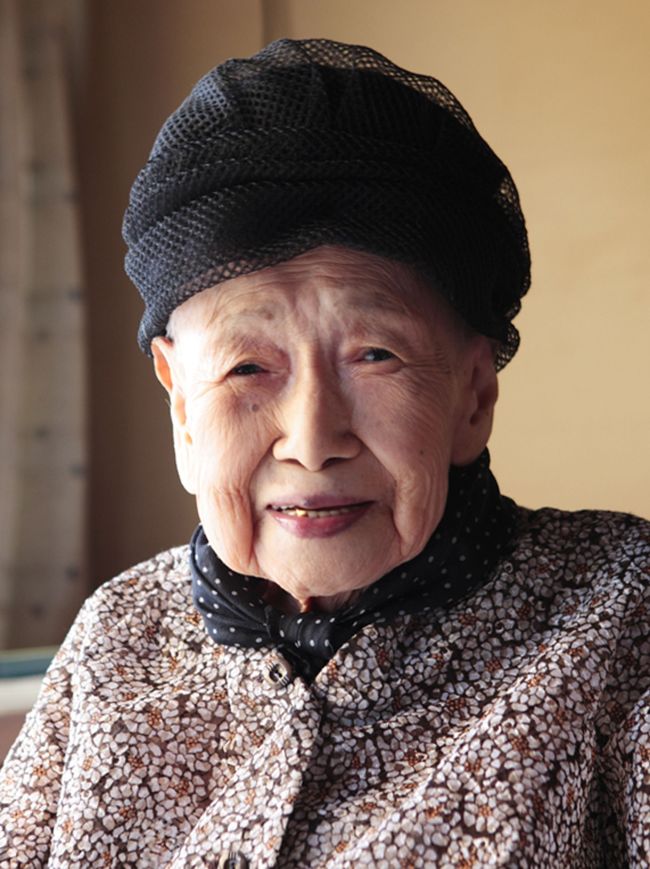 <YONHAP PHOTO-1365> This handout picture taken by Masafumi Hikita on July 3, 2010 at her home in Utsunomiya, Tochigi Prefecture, shows Japanese poetess Toyo Shibata, who started writing poems at age 92 and whose first anthology has sold 1.6 million copies. Shibata died of natural causes on January 20, 2013 at the age of 101. AFP PHOTO/ MASAFUMI HIKITA via ASUKASHINSHA.. ---EDITORS NOTE---HANDOUT RESTRICTED TO EDITORIAL USE - MANDATORY CREDIT "AFP PHOTO / MASAFUMI HIKITA via ASUKASHINSHA " - NO MARKETING NO ADVERTISING CAMPAIGNS - DISTRIBUTED AS A SERVICE TO CLIENTS../2013-01-20 20:39:21/ <저작권자 ⓒ 1980-2013 ㈜연합뉴스. 무단 전재 재배포 금지.>
Japanese poet Toyo Shibata.   AFP-Yonhap News