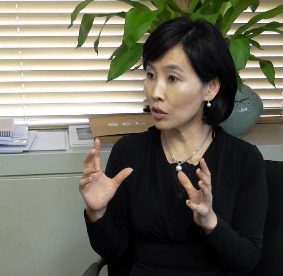 양윤선(기업인/메디포스트사장)
'카티스템’ 美 임상 23일 시작…국내 시술 월평균 55건으로 급증 국산 무릎연골 재생 줄기세포치료제(카티스템)가 세계 시장 진출을 본격화하고 있다. 메디포스트 양윤선(49ㆍ사진) 대표는 ‘카티스템’이 미국에서 24일(한국시간)부터 임상시험(1ㆍ2a상)에 들어간다고 22일 밝혔다.