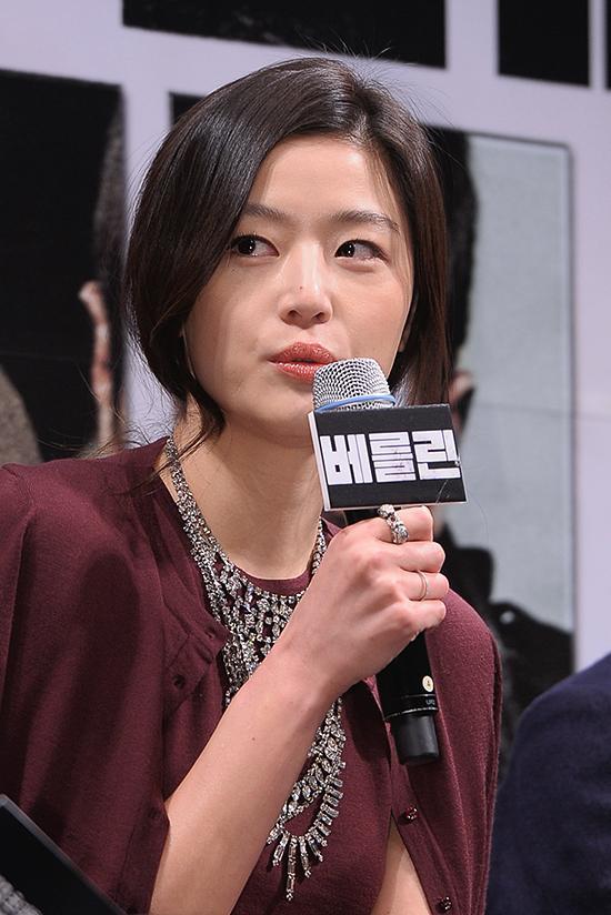 전지현(배우)
전지현 "하정우-류승범 제치고 북한 사투리 일등"