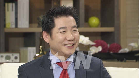 박상원(배우)
배우 박상원이 애플사 공동 창업주인 고(故) 스티브 잡스에 대해 비판해 눈길을 끌었다. 박상원은 최근 진행된 tvN ‘백지연의 피플인사이드’ 녹화에서 혁신의 아이콘으로 불리는 스티브 잡스를 “인류의 재앙”이라고 거칠게 표현했다.