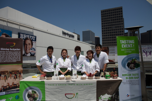‘비빔밥 유랑단’이 미국 LA에서 비빔밥을 시연하고 있는 모습. [사진제공=CJ제일제당]