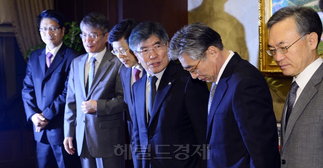 김중수 한국은행 총재가 22일 서울 소공동 한국은행 본점에서 경제전문가들을 초청해 경제동향간담회를 개최하고 올해 경제상황이 지난해보다 미래지향적으로 개선되고 있다는 견해를 밝히고 있다. 박해묵 기자/mook@heraldcorp.com
김중수 한국은행 총재가 22일 서울 소공동 한국은행 본점에서 경제전문가들을 초청해 경제동향간담회를 개최하고 올해 경제상황이 지난해보다 미래지향적으로 개선되고 있다는 견해를 밝히고 있다. 박해묵 기자/mook@heraldcorp.com