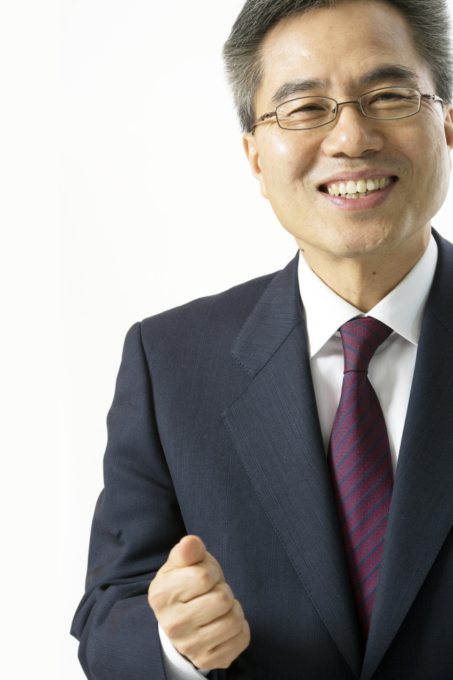 하영구(금융인/한국씨티은행장)
하영구 한국씨티은행장은 지난해에 이어 올해의 경영환경도 쉽지 않을 것이라고 진단했다. 특히... 행장은 22일 헤럴드경제와의 신년인터뷰에서 이 같은 난국을 헤쳐갈 방책으로 ‘차별화된 한국씨티 Style(스타일)’의 구축을 강조했다.