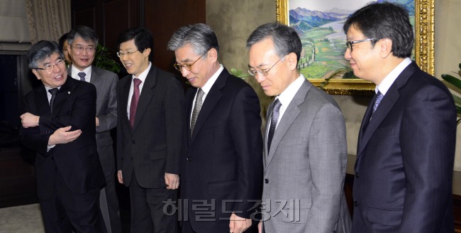 김중수 한국은행 총재가 22일 서울 소공동 한국은행 본점에서 경제전문가들을 초청해 경제동향간담회를 개최하고 올해 경제상황이 지난해보다 미래지향적으로 개선되고 있다는 견해를 밝히고 있다. 박해묵 기자/mook@heraldcorp.com
김중수 한국은행 총재가 22일 서울 소공동 한국은행 본점에서 경제전문가들을 초청해 경제동향간담회를 개최하고 올해 경제상황이 지난해보다 미래지향적으로 개선되고 있다는 견해를 밝히고 있다. 박해묵 기자/mook@heraldcorp.com