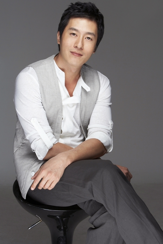 김주혁(배우)
MBC가 오는 3월 방송하는 특별기획드라마 ‘구암 허준’(극본 최완규, 연출 김근홍 권성창)에서 주인공 ‘허준’역에 배우 김주혁이 발탁됐다. 김주혁은... 무사 이야기 ‘무신’ 출연으로 턴 사극과의 인연을 ‘허준’으로 다시 잇게 됐다.