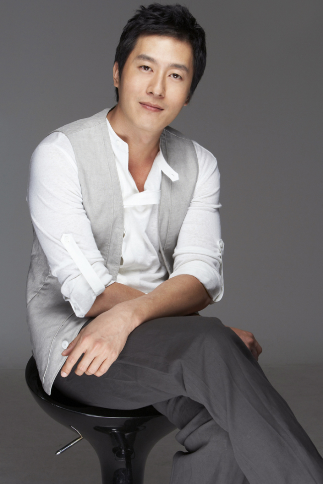 김주혁(배우)
MBC가 오는 3월 방송하는 특별기획드라마 ‘구암 허준’(극본 최완규, 연출 김근홍 권성창)에서 주인공 ‘허준’역에 배우 김주혁이 발탁됐다. 김주혁은... 무사 이야기 ‘무신’ 출연으로 턴 사극과의 인연을 ‘허준’으로 다시 잇게 됐다.