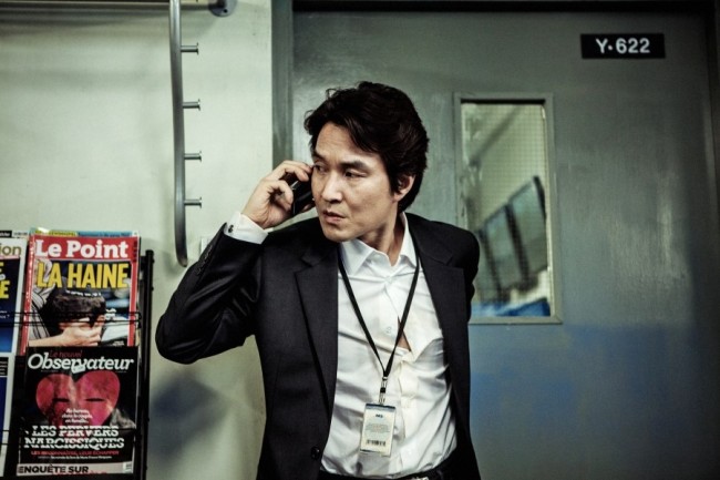 한석규(배우)
'도둑들’에 이어 할리우드 장르를 한국적으로 완벽하게 ‘토착화’시킨 작품으로 꼽을 만하다. ‘본 시리즈’를 비롯해 ‘미션 임파서블’ ‘007 시리즈’ 등 최근 할리우드 첩보 액션 영화... 국제적인 이야기의 규모는 촘촘하고 탄탄한 드라마로 뒷받침됐다.