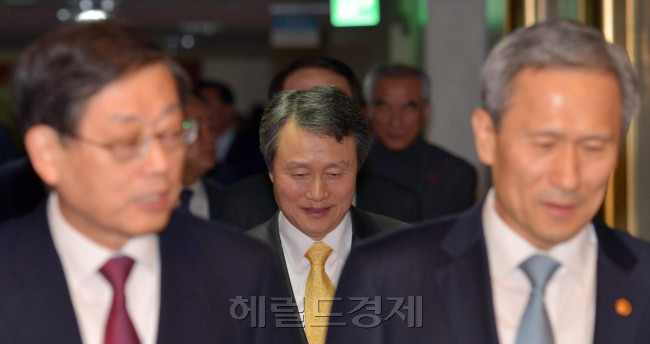 22일 오전 서울 세종로 정부 서울청사에서 열리 국무회의에서 권도엽국토해양부장관이 회의장으로 들어 오고 있다. 이날 회의에서 정부는 택시법 거부권을 행사했다.<br />김명섭 기자 msiron@heraldcorp.com