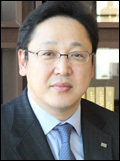 김대환(금융인/미래에셋 본부장)
미래에셋증권도 지난해 2월부터 본격적으로 ‘패밀리 오피스’ 서비스를 시작했다. 한 집안의 재산...의 이전 및 승계까지 하나하나 해결책을 제시하는 맞춤형 서비스다. 이 회사의 자산관리(WM)서비스를 총괄하는 김대환 WM추진본부 본부장은 21일 “패밀리오피스 서비스는 자산관리...