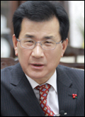 이시종(충청북도지사)
충청북도(지사 이시종·사진)는 지난해 말 충북의 기준 토지 면적이 7406.24㎢, 지번 수는 223만1396필지로 집계됐다고 22일 밝혔다. 시·군별...특히, 영동·괴산군의 육군종합행정학교·육군학생군사학교 유치 및 도내 골프장 등의 증가로 잡종지(7.6㎢)·체육용지(3.0㎢) 증가와 더불어 각종 토지개발사업 추진 및 투자유치 확대...