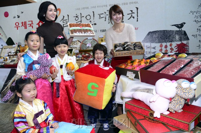 22일 오전 서울 중앙우체국에서 '우체국쇼핑 설맞이 팔도특산물전'이 개최된 가운데 어린이들과 여성들이 뱀주사위 놀이를 하고 있다. 우체국쇼핑은 설을 앞두고 팔도의 농수축산물을 최대 20% 깎아주는 할인대잔치를 2월4일까지 실시한다. 박해묵 기자/mook@heraldcorp.com
22일 오전 서울 중앙우체국에서 '우체국쇼핑 설맞이 팔도특산물전'이 개최된 가운데 어린이들과 여성들이 뱀주사위 놀이를 하고 있다. 우체국쇼핑은 설을 앞두고 팔도의 농수축산물을 최대 20% 깎아주는 할인대잔치를 2월4일까지 실시한다. 박해묵 기자/mook@heraldcorp.com