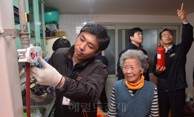 22일 오전 서초구와 서초소방서, 한국전력공사, 한국가스안전공사, 보건소 직원등 10여명이 계속되는 한파속에서 혼자사시는 독거 어르신을 방문하여 전기, 수도, 가스등 안전점검을 실시하고 있다. <br />이상섭 기자. babtong@heraldcorp.com 2013.01.22
22일 오전 서초구와 서초소방서, 한국전력공사, 한국가스안전공사, 보건소 직원등 10여명이 계속되는 한파속에서 혼자사시는 독거 어르신을 방문하여 전기, 수도, 가스등 안전점검을 실시하고 있다.
이상섭 기자. babtong@heraldcorp.com 2013.01.22