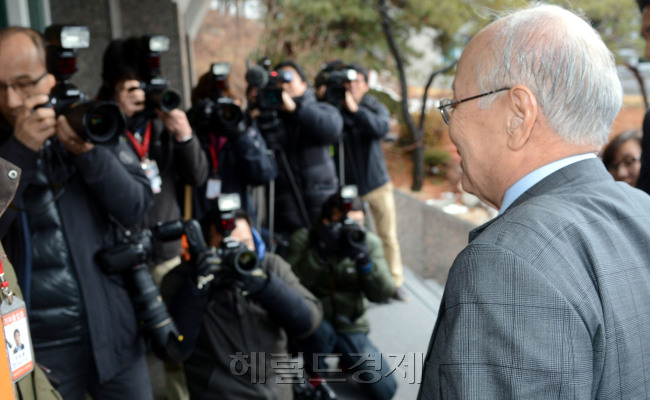 김용준 인수위원장이 22일 오전 서울 종로구 삼청동 한국금융연수원에 마련된 인수위원회에 출근하고 있다.