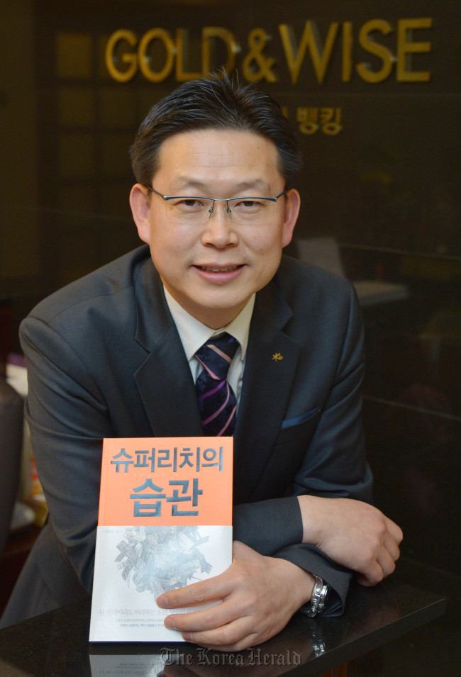 Author Shin Dong-il during an interview with The Korea Herald.   Kim Myung-sub/The Korea Herald
