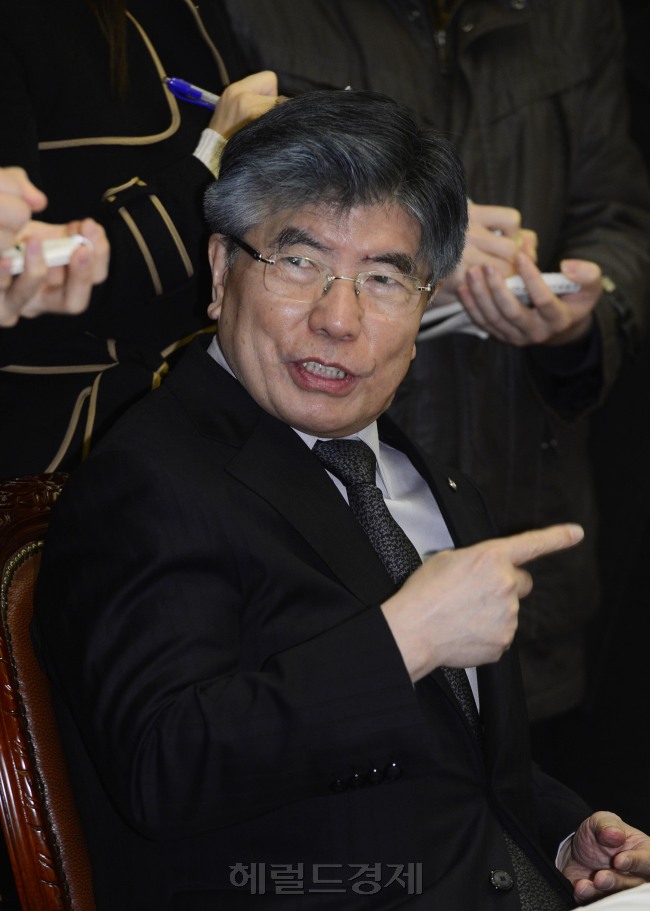 김중수 한국은행 총재가 22일 서울 소공동 한국은행 본점에서 경제전문가들을 초청해 경제동향간담회를 개최하고 올해 경제상황이 지난해보다 미래지향적으로 개선되고 있다는 견해를 밝히고 있다. 박해묵 기자/mook@heraldcorp.com