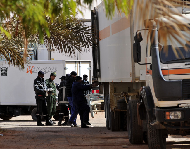 Firefighters and police officers transport bodies of victims of the hostage crisis at a hospital in In Amenas, Algeria, Monday.   Xinhua-Yonhap News