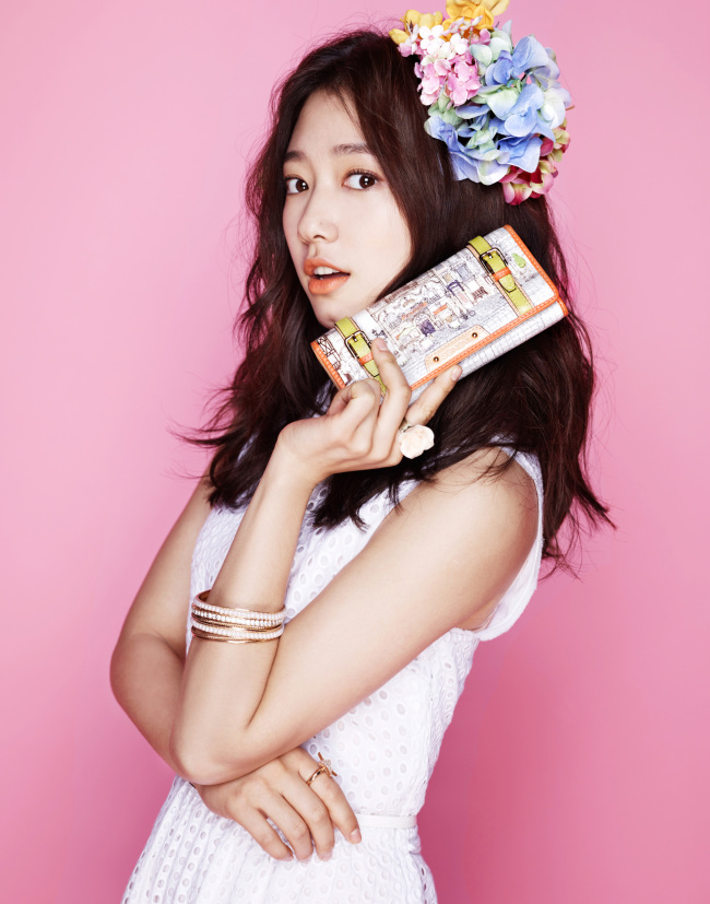 박신혜(배우)
배우 박신혜가 인기리에 방송중인 케이블채널 tvN 월화드라마 ‘이웃집 꽃미남’과 더불어 잡화 전문 캐릭터 브랜드 ‘소노비’와 광고 계약을 체결, 산뜻한 새해를 맞았다. 22일 박신혜의 소속사 4HIM 엔터테인먼트에 따르면 박신혜는 최근 소노비와 S/S 모델 계약을 맺고 강남의 한 스튜디오에서 광고 촬영을 마쳤다.