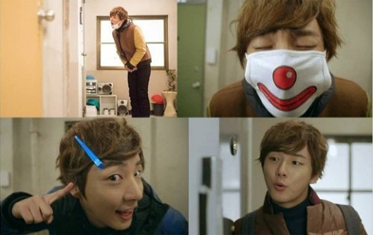 윤시윤(배우)
윤시윤 머리핀 애교가 화제다. 21일 방송된 tvN ‘이웃집 꽃미남’ 5회에서는 엔리케 금(윤시윤)이 독미(박신혜)네 집 문을 열기 위해 애교-앙탈-동정-협박 ... “윤시윤 머리핀 애교, 안 반할 수가 없겠네” “윤시윤 머리핀 애교, 완전 러블리” “윤시윤 머리핀 애교, 미모 물올랐어”등의 반응을 보였다.