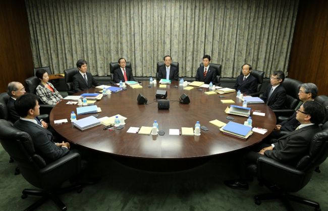 Bank of Japan Governor Masaaki Shirakawa (center) and board members attend a policy meeting in Tokyo on Tuesday.     AFP-Yonhap News