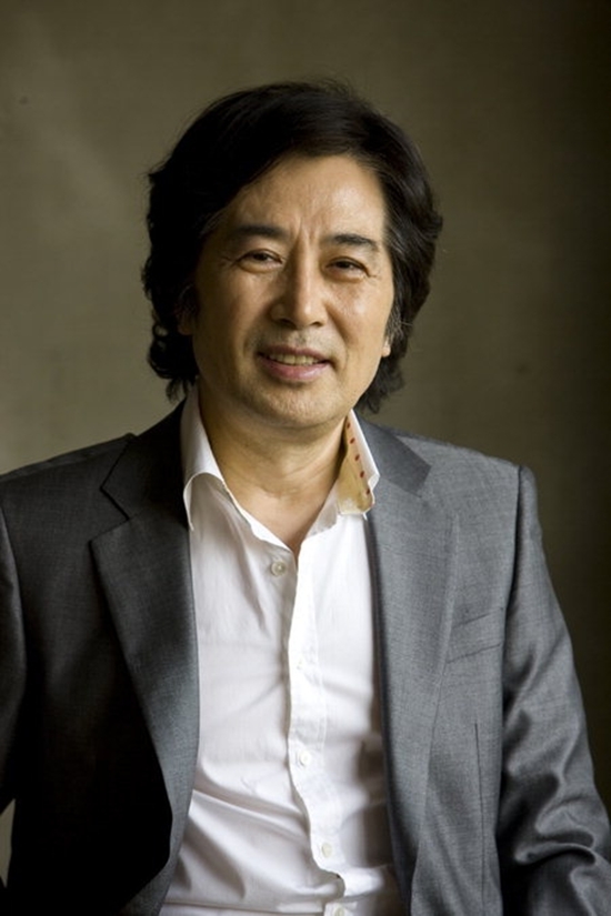 백윤식(배우)
배우 백윤식과 고두심이 MBC 특별기획드라마 ‘구암 허준’에 합류했다. 1월 22일 MBC 측은 “백윤식과 고두심이 ‘구암 허준’에서 각각 허준의 스승 유의태와, 어머니 손 씨 역을 맡았다”고 밝혔다. 백윤식이 맡은 유의태는 허준이 명의로 성장하는데 가장 큰 역할을 하는 인물로, 지난 1999년 방송한 ‘허준’에서는 중견 배우 이순재가 이 역을 맡았다.
