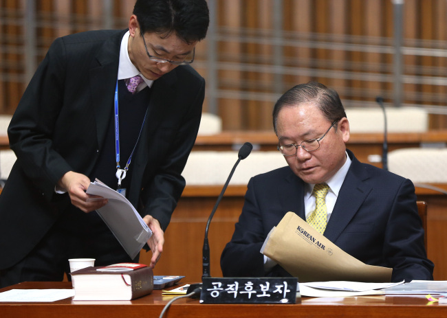 Constitutional Court presidential nominee Lee Dong-heub prepares for his confirmation hearing at the National Assembly on Tuesday.   Yonhap News