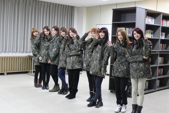 나인뮤지스(가수/걸그룹)
9인조 걸그룹 나인뮤지스가 22일 오후 6시 30분 경기도 파주 육군 제1보병사단 전방부대에서 신곡 ‘돌스(Dolls)’ 쇼케이스를 가졌다. 가수 한 팀이 ...거나 직접 만든 피켓을 격렬하게 흔들며 환호성을 높였다. 전날 내린 비로 무대가 마련된 연병장이 심하게 질척였지만 병사들은 그리 신경 쓰지 않는 눈치였다.