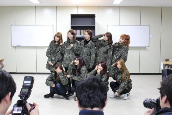 나인뮤지스(가수/걸그룹)
9인조 걸그룹 나인뮤지스가 22일 오후 6시 30분 경기도 파주 육군 제1보병사단 전방부대에서 신곡 ‘돌스(Dolls)’ 쇼케이스를 가졌다. 가수 한 팀이 ...거나 직접 만든 피켓을 격렬하게 흔들며 환호성을 높였다. 전날 내린 비로 무대가 마련된 연병장이 심하게 질척였지만 병사들은 그리 신경 쓰지 않는 눈치였다.