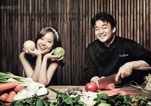 소유진(배우),백종원(기업인/더본코리아)
한 때는 여자 연예인들의 화려한 고가의 결혼 반지가 이슈화 되며 비슷한 디자인들이 성행했었지만, 한 톱스타의 참깨 다이아가 주목 받은 뒤부터는 소박하고 심플한 디자인을 찾는 예비 부부들도 크게 늘었다. 소유진은 화려한 예물 세트가 아닌 직접 디자인에 참여한 ‘오더 메이드 커플링’으로 예물을 준비한 것으로 전해졌다.