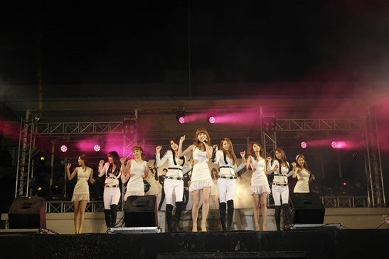 나인뮤지스(가수/걸그룹)
9인조 걸그룹 나인뮤지스가 22일 오후 6시 30분 경기도 파주 육군 제1보병사단 전방부대에서 신곡 ‘돌스(Dolls)’ 쇼케이스를 가졌다. 가수 한 팀이 ...거나 직접 만든 피켓을 격렬하게 흔들며 환호성을 높였다. 전날 내린 비로 무대가 마련된 연병장이 심하게 질척였지만 병사들은 그리 신경 쓰지 않는 눈치였다.