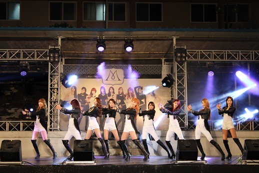 나인뮤지스(가수/걸그룹)
9인조 걸그룹 나인뮤지스가 22일 오후 6시 30분 경기도 파주 육군 제1보병사단 전방부대에서 신곡 ‘돌스(Dolls)’ 쇼케이스를 가졌다. 가수 한 팀이 ...거나 직접 만든 피켓을 격렬하게 흔들며 환호성을 높였다. 전날 내린 비로 무대가 마련된 연병장이 심하게 질척였지만 병사들은 그리 신경 쓰지 않는 눈치였다.