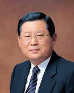 허동수(기업인/GS칼텍스대표이사 회장/한국기원 이사장)
허동수 한국기원 이사장이 대한바둑협회 회장직을 겸직하게 됐다. 2013년 사단법인 대한바둑협회 정기 대의원 총회가 22일 서울 명동 은행회관에서 열린 가운데 허 이사장은 제3대 대한바둑협회장으로 선출됐다.