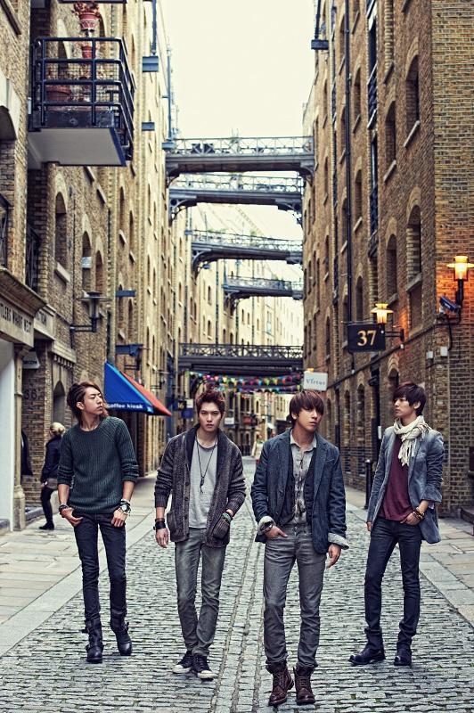 씨엔블루(가수/남자그룹)
총 여섯 곡이 담긴 이번 앨범에는 멤버들의 자작곡들로 채워졌으며, 특히 타이틀곡 ‘아임 쏘리(I’m sorry)‘은 정용화의 자작곡으로, 중독성있는 멜로디가 돋보인다는 평이다. 특히 일렉트로닉한 신디사이저와 기타선율이 듣는 이들의 귀를 사로잡는다.