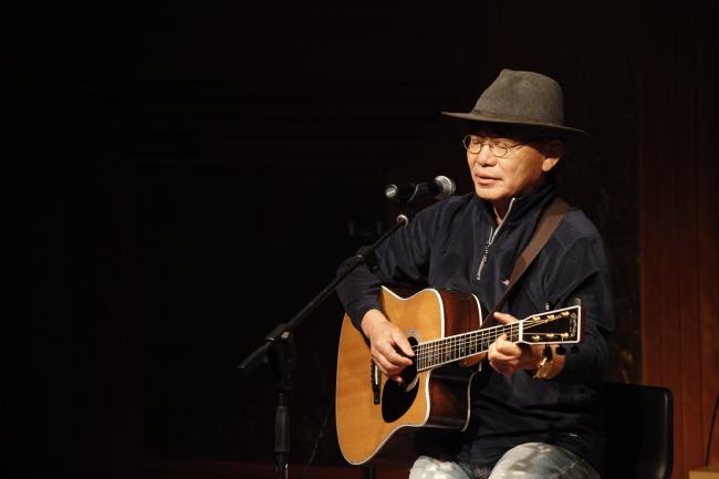 이장희(가수)
"이번이 마지막 무대란 각오로 최선 다해 노래 부르겠다.” 파격적인 산문 형식의 가사와 직설적인 감정 표현으로 70년대 젊은이들을 열광케 했던 히트곡 ‘그건 너’. 오랜 세월을...평화의 ‘한동안 뜸했었지’, 김현식의 ‘주저하지 말아요’ 등의 히트곡을 만들었지만 직접 무대에 서는 일은 없었다.