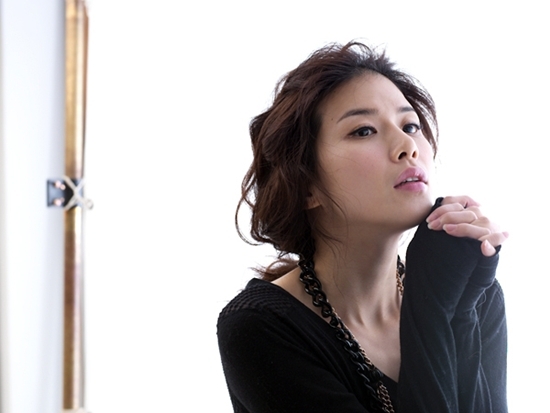 이보영(배우)
배우 이보영이 드라마의 인기와 더불어 ‘완판녀’ 대열에 새롭게 합류, 광고계의 잇따른 러브콜을 받고 있다. 이보영은 현재 KBS2 주말드라마 ‘내 딸 서영이’의 여주인공 이서영 역을 맡아 열연을 펼치고 있다. 그는 지적이고 단아한 변호사를 연기하며 프로페셔널한 모습과 청순한 분위기로 시청자들의 눈길을 끌고 있다.