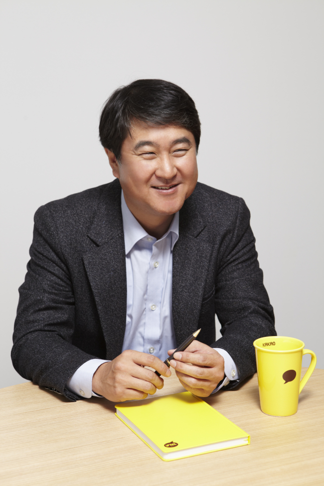 이석우(기업인/카카오 공동대표)
서울 역삼동에서 이 곳 판교로 이사오면서 회사 곳곳 회의실에 하와이와 관련된 이름을 붙였다. 대관절 하와이와 카카오는 무슨 관계일까. “카카오톡 가입자가 1억 명을 돌파하면 전 직원이 하와이로 여행을 간다.” 지난 22일 기자와 만난 이석우 카카오 공동 대표는 “직원의 사기를 높이기 위해 이런 공약을 내걸었다”며 오하우 회의실 이름의 의미를 설명했다.