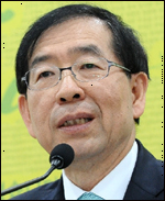 박원순(서울시장)
서울시장은 23일 오전 12시10분 서울광장에서 진행된 ‘2013년 평창 스페셜 올림픽 성화맞이 행사’에 참석, 성공적인 올림픽 개최를 기원했다. 이날 행사엔 성화봉송팀 대표 3명 송기보(한국), 앤드루 브라이언트(미국), 마이크 퍼레티(미국)를 비롯해 우창윤 서울시 장애인체육회 부회장 등 1000여명이 참석했다.