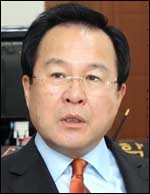 김학규(용인시장)
장기계획으로 기흥배수지와 성복배수지에 1000kw급 태양광발전소 건립을 추진하는 것을 검토 중에 있는 등 신재생에너지로 지역발전과 녹색성장을 동시에 이루도록 할 계획이다. 시는 앞으로 정부의 저탄소 녹색성장과 관련해 용인시 특성에 맞는 신·재생 에너지 기본계획을 수립, 친환경 행복도시를 실현할 방침이다.
