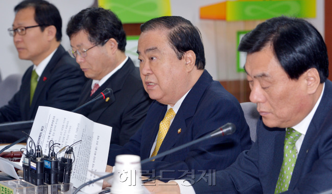 민주통합당 문희상 비상대책위원장이 23일 서울 영등포당사에서 확대간부회의를 주재하고 있다. 박현구 기자phko@heraldcorp.com