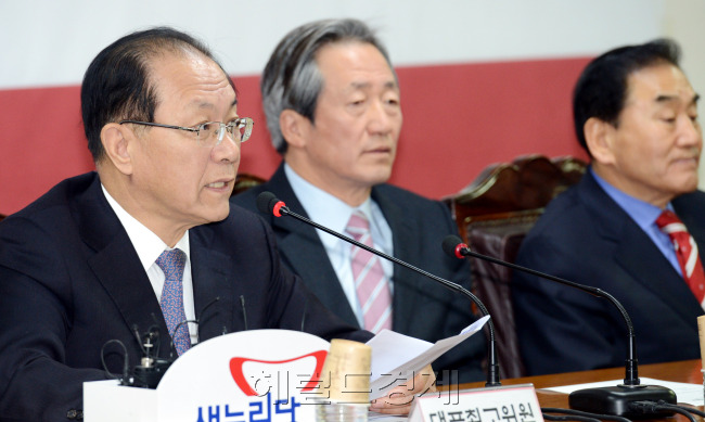 새누리당 황우여대표가 23일 서울 여의도 당사에서 초고중진연석회의를 주재하고 있다. 박현구 기자phko@heraldcorp.com
새누리당(왼쪽)과 민주통합당은 23일 오전 각각 서울 당사에서 원내대책회의를 갖고 이동흡 헌법재판소장 후보자 인사청문회 경과보고서 채택, 택시법 재의요구안 처리 등 국회 관련 현안에 대한 대책을 논의했다. 새누리당 지도부는 회의 결과를 바탕으로 이날 박근혜 대통령 당선인과 회동을 갖고 현안에 대한 당의 최종 입장을 정리할 것으로 알려졌다.  박현구 기자/phko@