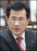 이시종(충청북도지사)
중국 투자유치방식을 전환함으로써 국내 투자의 실제 성사율이 과거보다 높아질 것으로 보인다. 충북도(지사 이시종· 사진 )는 이른바 ‘충청북도-중국 상하이 왕복 투자셔틀’의 운영을 통해 기존의 일회성 투자설명회 방식을 양 방향 방식으로 전환함으로써 투자창출 효과를 높이고자 한다고 23일 밝혔다.
