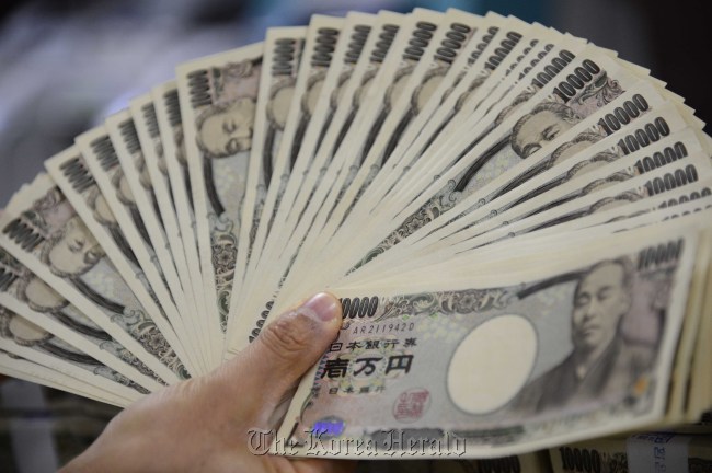 일본이 장기불황 타개와 경기 부양을 위해 시장에 엔저 정책을 확정해 환율 전쟁이 예상되는 가운데 23일 오전 서울 명동 외환은행 본점 직원들이 일본엔화와 중국원화를 정리하고 있다. 박해묵 기자/mook@heraldcorp.com
