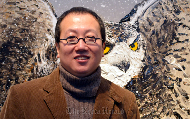 사석원(화가)
Artist Sa Suk-won poses for a photo in front of his “Dongdaemun” painting at his exhibition at Lotte Gallery in Seoul last week.   Kim Myung-sub/The Korea Herald