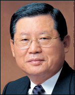 허동수(기업인/GS칼텍스대표이사 회장/한국기원 이사장)
허동수 한국기원 이사장이 대한바둑협회 회장직을 겸직하게 됐다. 2013년 사단법인 대한바둑협회 정기 대의원 총회가 22일 서울 명동 은행회관에서 열린 가운데 허 이사장은 제3대 대한바둑협회장으로 선출됐다.