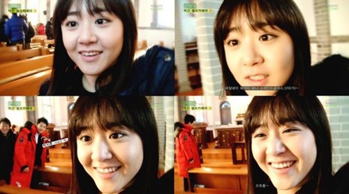 문근영(배우)
배우 문근영이 촬영 현장에서 남긴 셀프 카메라가 눈길을 끈다. 지난 22일 문근영의 소속사 나무엑터스는 공식 유튜브 채널을 통해 SBS 주말드라마 ‘청담동 앨...여동생”, “문근영 너무 귀엽다. 외모 논란에 속상해하지 마시길… 여전히 너무 예쁨”, “반달 눈웃음에 사르르 녹네요” 라는 등의 반응을 보였다.