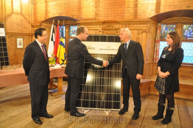 Hanwha Group officials participate in a ceremony on Wednesday to donate a solar module to the city of Davos, Switzerland. From left: Hanwha Chemical vice chairman Hong Ki-joon, Hanwha Q-Cells marketing executive Thomas Raadts, Davos Mayor Tarzisius Caviezel and the World Economic Forum’s senior director Martina Gmuer.   Hanwha Group