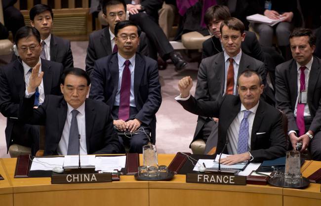 China’s Ambassador to the U.N. Li Baodong (left) and France’s Ambassador to the U.N. Gerard Araud vote during a Security Council meeting on non-proliferation and North Korea at the United Nations in New York on Tuesday.   AFP-Yonhap News
