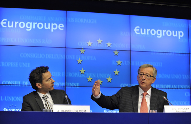 Jean-Claude Juncker (right), prime minister of Luxembourg and outgoing president of the Eurogroup, attends a press conference after a Eurogroup finance ministers’ meeting at the EU headquarters in Brussels on Monday.   Xinhua-Yonhap News